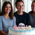 Photo d'un groupe de collègues souriants autour d'un gâteau d'entreprise siglé lors d'une fête de fin d'année au bureau.