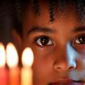 Photo d'une petite fille aux yeux émerveillés devant son gâteau d'anniversaire en forme de château de princesse.