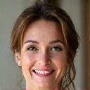 Portrait souriant de Sophie Dupont, cliente satisfaite.